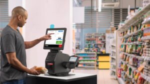 terminale pos moderno in uso al negozio