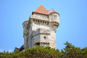 torre medievale in pietra con cielo sereno