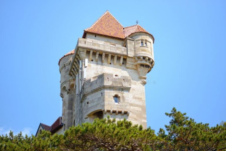 torre medievale in pietra con cielo sereno