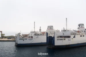 traghetto che attraversa lo stretto di messina