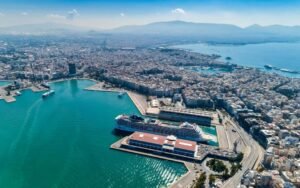 traghetto in partenza dal porto di atene