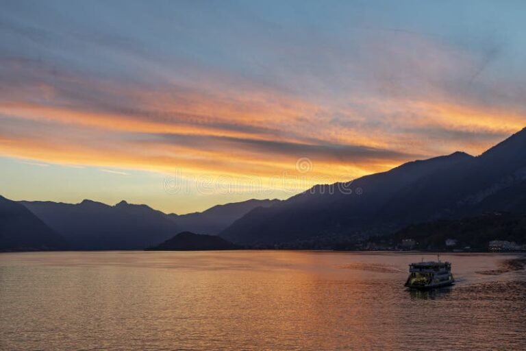 Come Raggiungere San Giovanni da Bellagio a Como in Modo Veloce 1 traghetto sul lago di como al tramonto