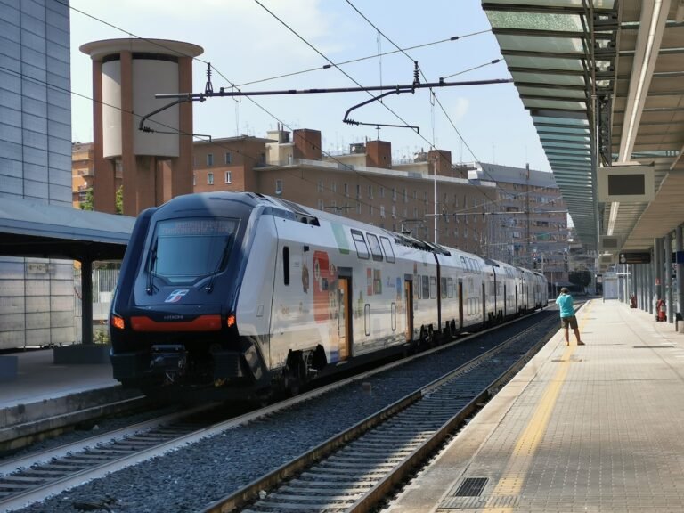treno regionale vicino alla stazione tuscolana roma