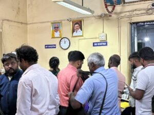 ufficio anagrafe con persone in fila