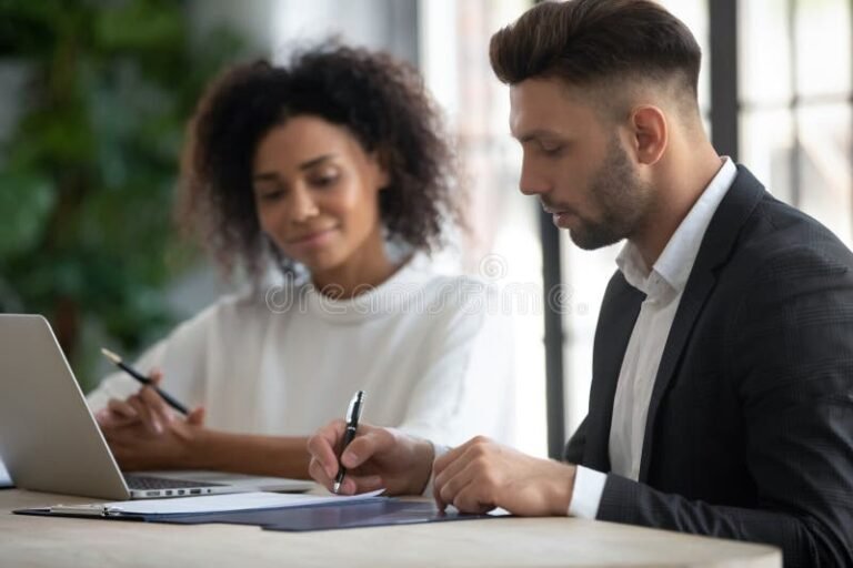 ufficio bancario con cliente che firma contratto