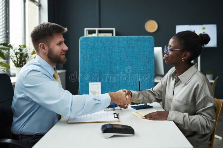 ufficio bancario con cliente e consulente sorridenti