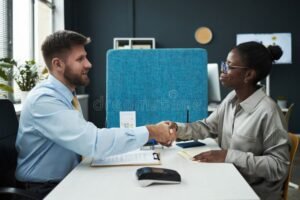 ufficio di banca con cliente e consulente finanziario