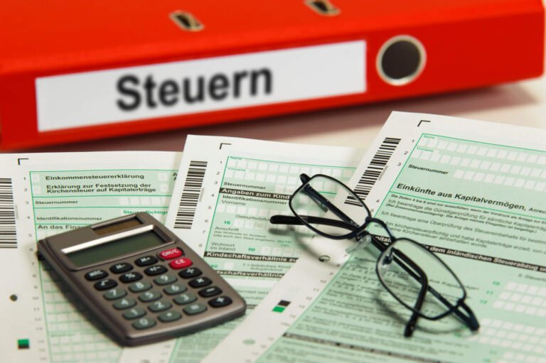ufficio fiscale con moduli e calcolatrice
