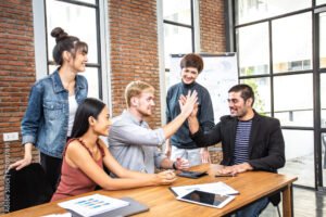 ufficio moderno con persone che collaborano