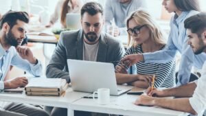 ufficio moderno con team al lavoro ad arezzo