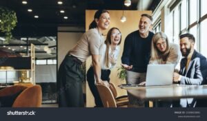 ufficio moderno con team sorridente lavorando insieme