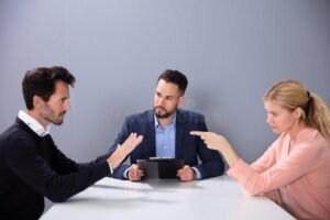 un avvocato che discute con un cliente in ufficio