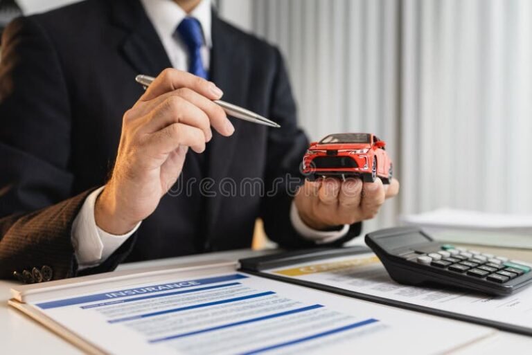 un imprenditore con casco e contratto assicurativo