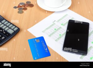 una calcolatrice accanto a una carta di credito