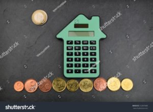 una casa con simboli di valuta e calcolatrice