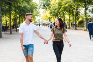 una coppia che cammina mano nella mano