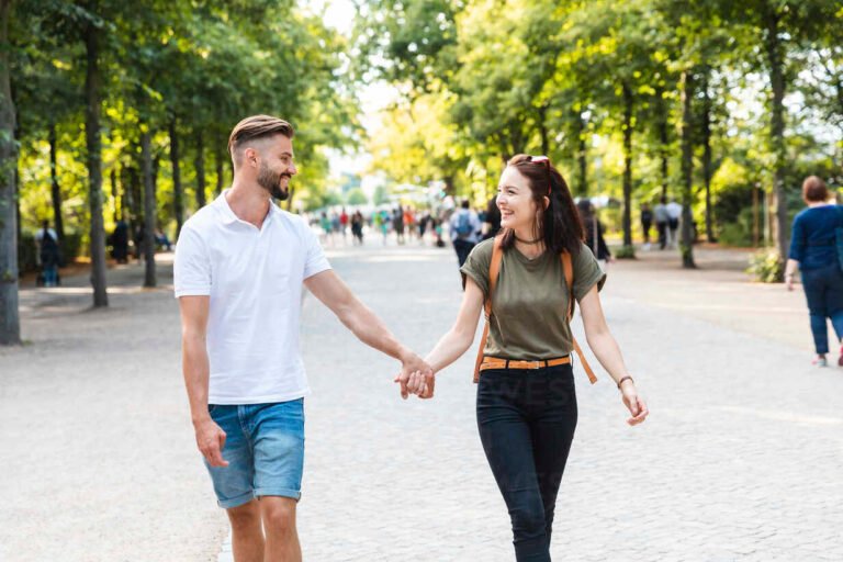 una coppia che cammina mano nella mano