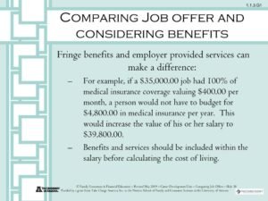 una persona che confronta offerte finanziarie