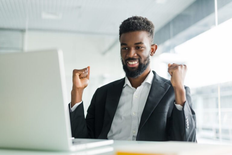 uomo con laptop che cerca online imprese