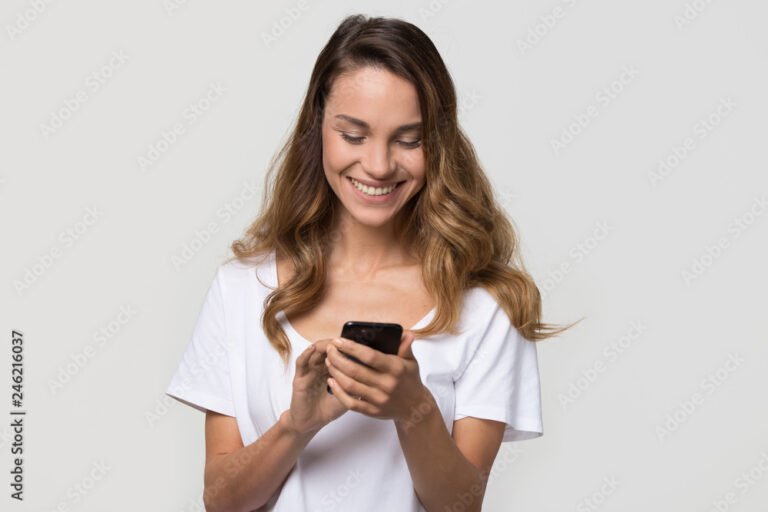 Cos’è Mi Piace Così Punto It e Come Funziona il Servizio 2 utente felice che usa smartphone sorridendo