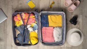 valigia aperta con abiti da viaggio colorati
