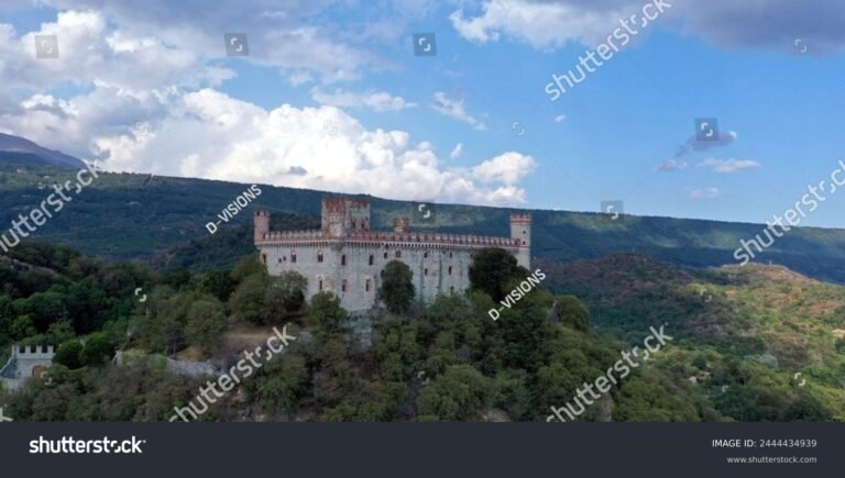 Cosa Vedere e Come Visitare Il Castello di Montalto Dora in Piemonte 2 veduta panoramica del castello di montalto dora