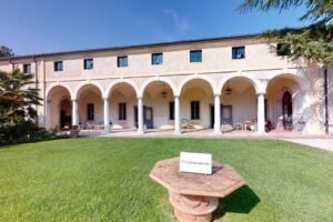veduta panoramica del palazzo monti della pieve