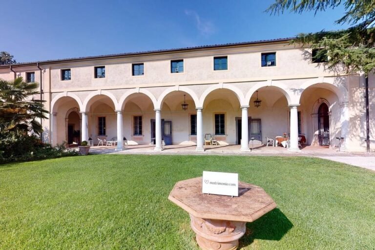 veduta panoramica del palazzo monti della pieve