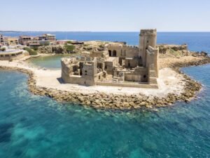 veduta panoramica della castella sul mare