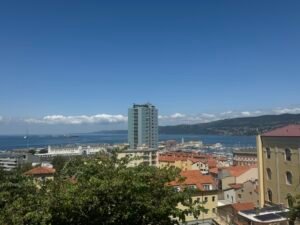 veduta panoramica di case a san vito trieste