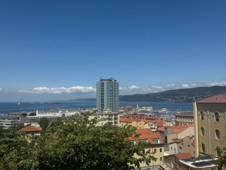 veduta panoramica di case a san vito trieste