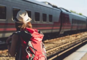 viaggiatori con bagagli alla stazione ferroviaria rimini miramare
