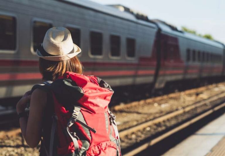 viaggiatori con bagagli alla stazione ferroviaria rimini miramare