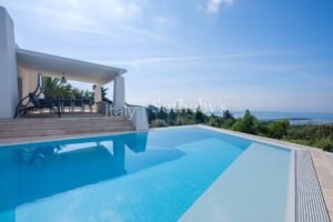 villa elegante vista mare con piscina blu