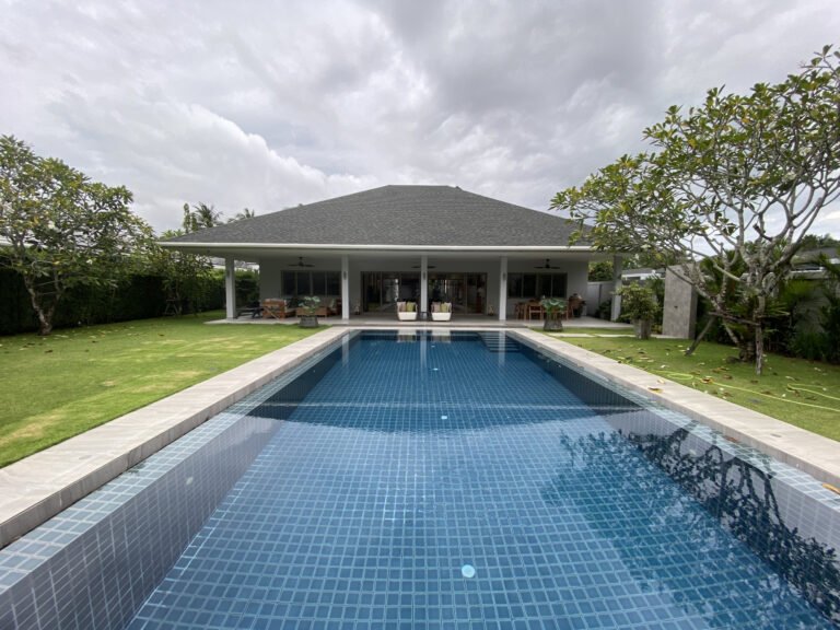 villa lussuosa con giardino e piscina solare