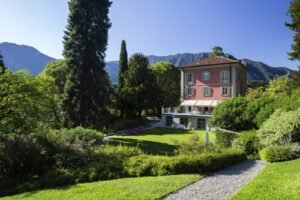 villa storica circondata da giardini rigogliosi